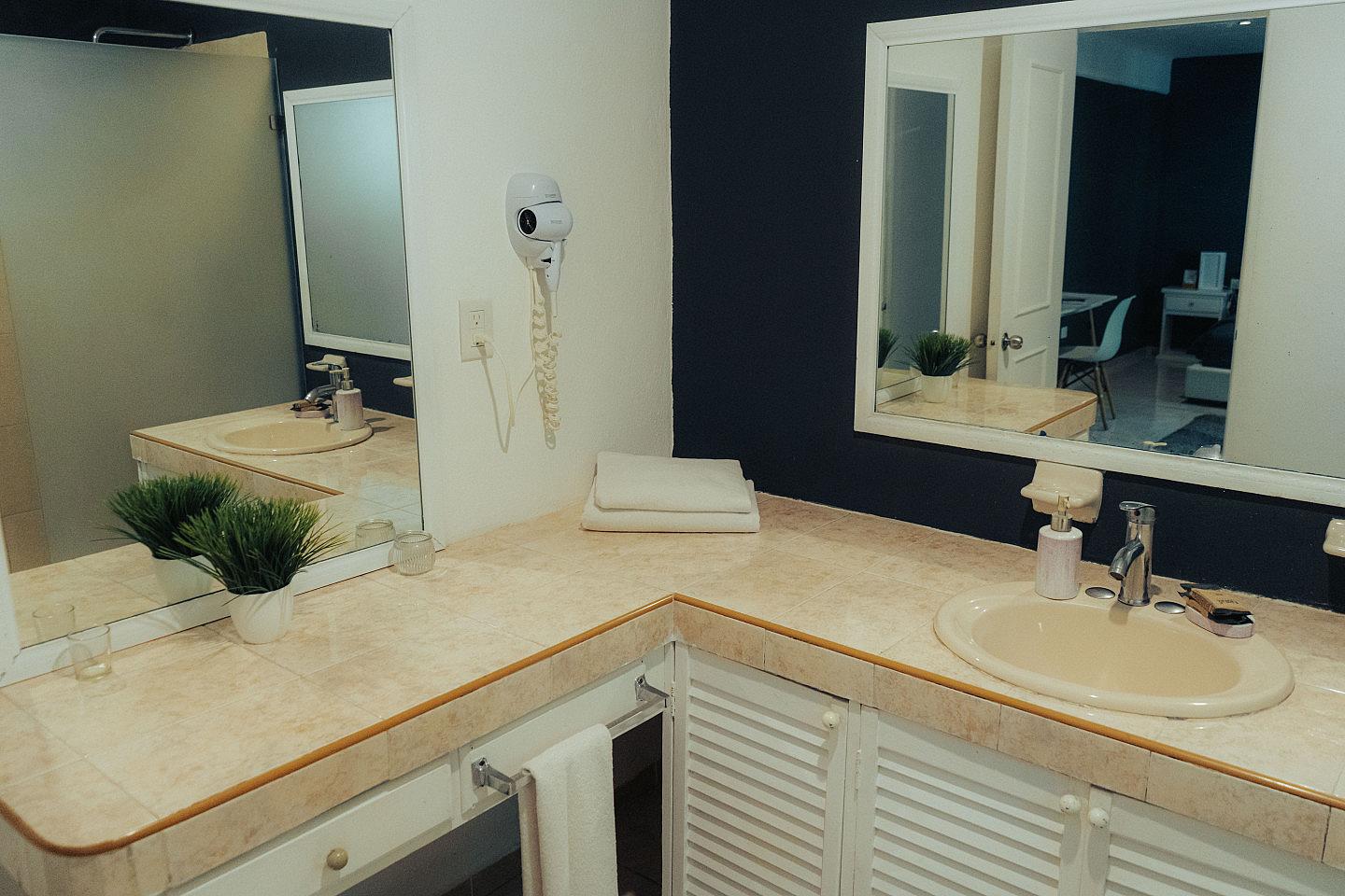 Private Room 2 - Exclusive Adults Only Coliving Oasis Steps from Tranquil Playacar Beach - Gallery - 2