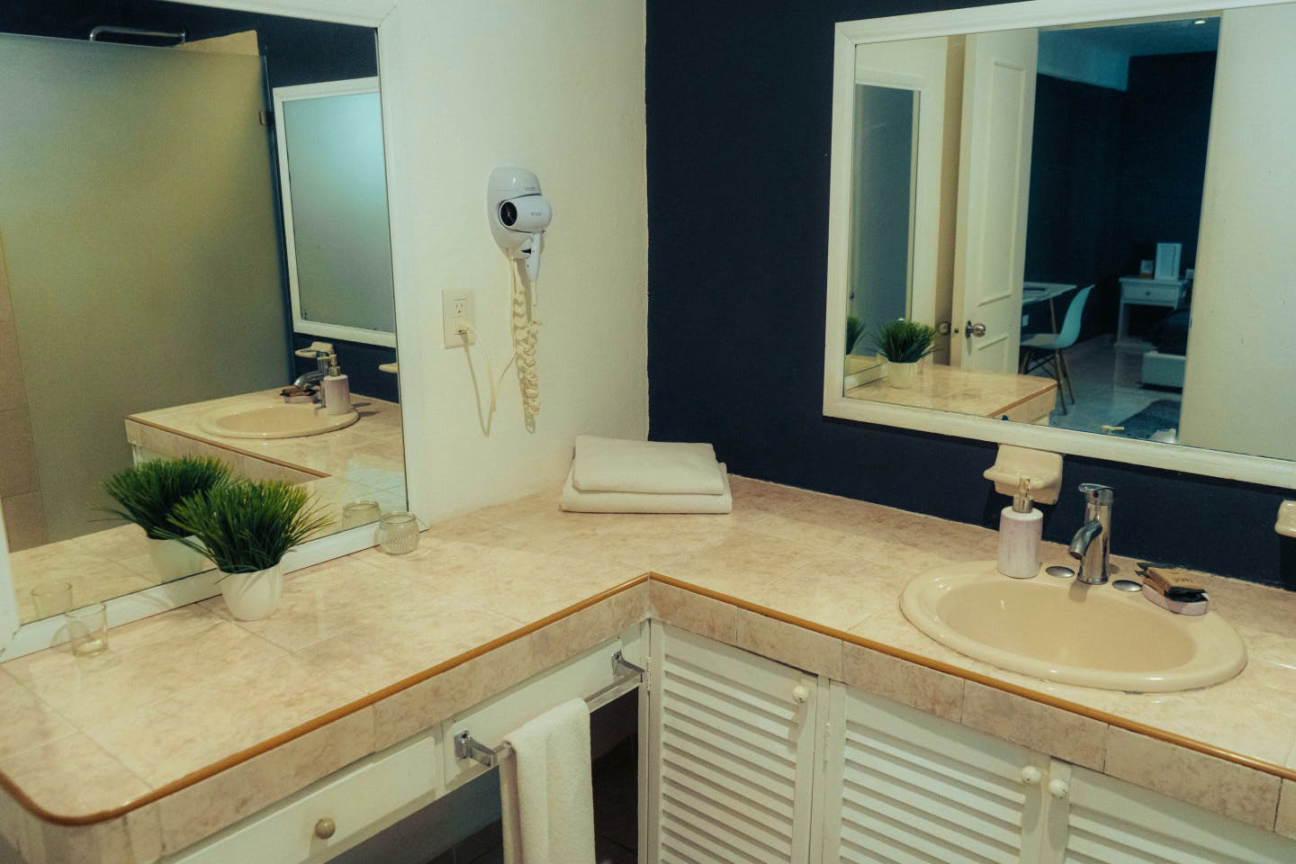 Private Room 2 - Exclusive Adults Only Coliving Oasis Steps from Tranquil Playacar Beach - Gallery - 25