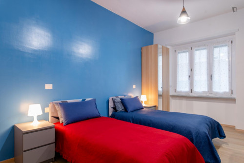 Single in multiple beds bedroom in 2-bedroom apartment