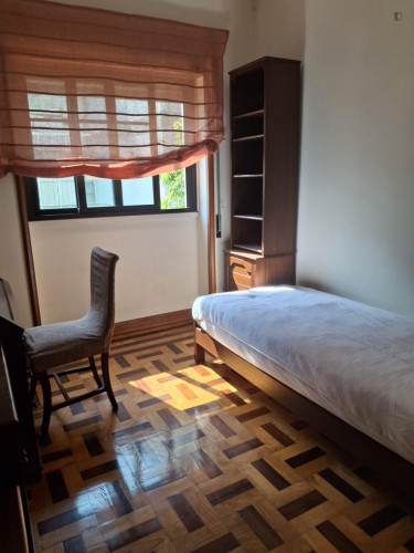 Single bedroom in a 6-bedroom flat