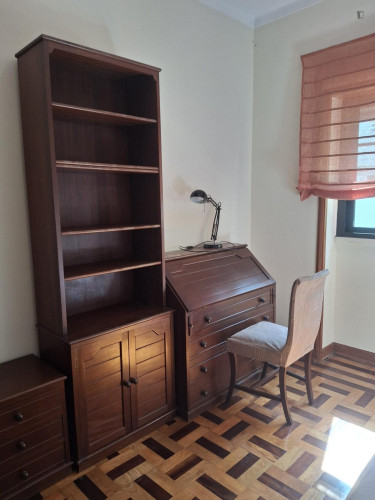 Single bedroom in a 6-bedroom flat