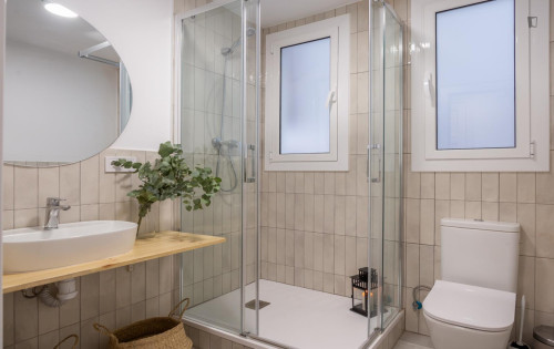 Bright double bedroom near Urquinaona metro station - Gallery - 13