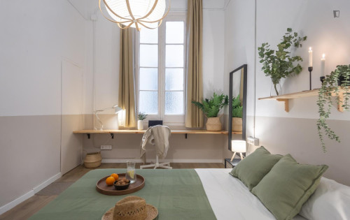 Bright double bedroom near Urquinaona metro station