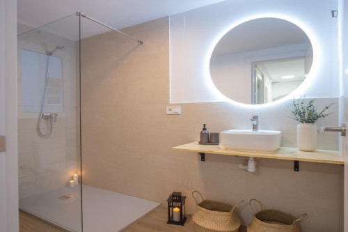 Bright double bedroom near Urquinaona metro station - Gallery - 16