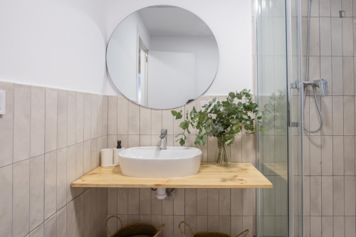 Bright double bedroom near Urquinaona metro station - Gallery - 12