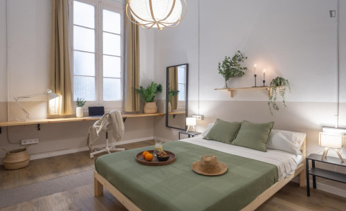 Bright double bedroom near Urquinaona metro station