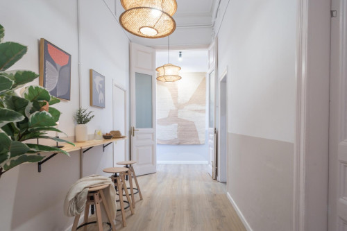 Bright double bedroom near Urquinaona metro station - Gallery - 4
