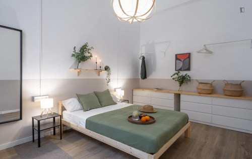 Bright double bedroom near Urquinaona metro station - Gallery - 27