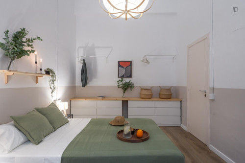 Bright double bedroom near Urquinaona metro station