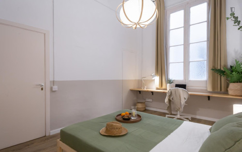 Bright double bedroom near Urquinaona metro station