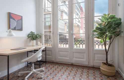 Neat double bedroom near Urquinaona metro station