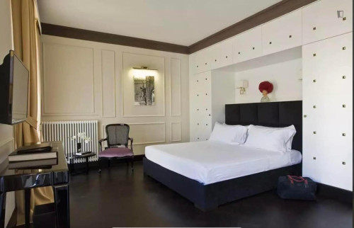 Spacious Bedroom with private bathroom in Florence