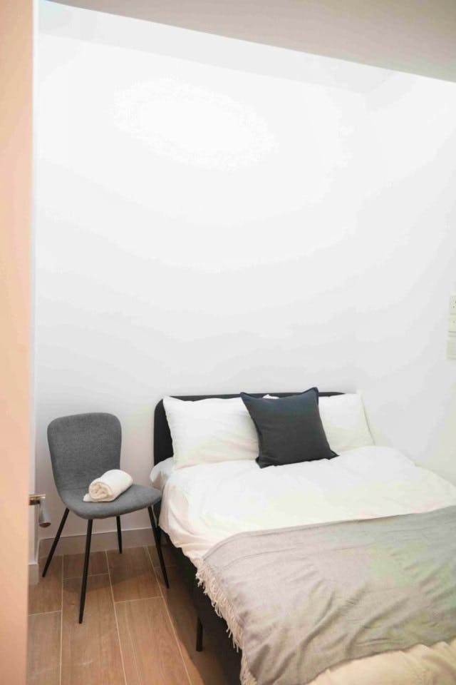  Single Deluxe  -  Garden House Coliving near Victoria Park – Spacious, Community-Focused Apartment  - Gallery -  8