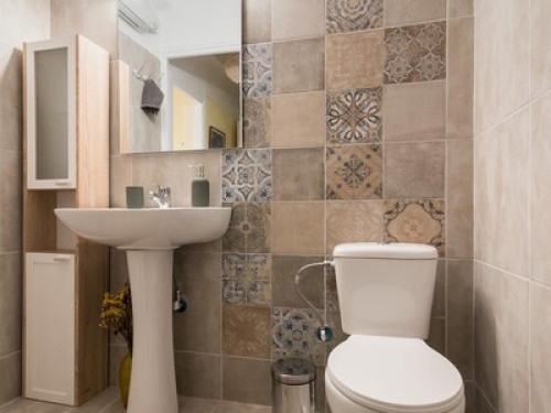 Central Lycabettus view pr bathroom