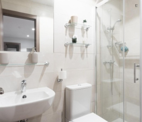 Excellent single bedroom near the Clínico metro