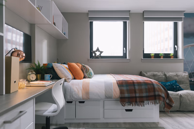  Classic Bigger 2 Bed Apartment - Churchyard View  -  George Street Apartments  - Gallery -  3