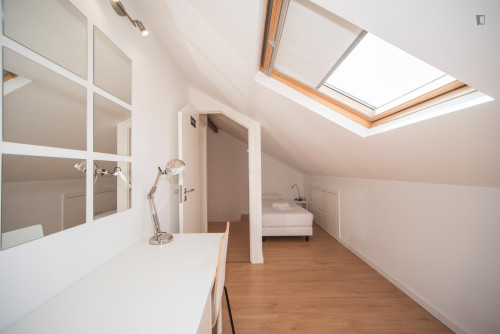 Interesting single bedroom in Sete Rios