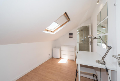 Interesting single bedroom in Sete Rios