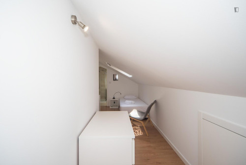 Alluring single ensuite bedroom in Sete Rios