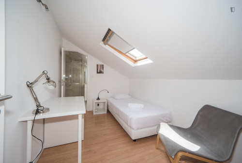 Alluring single ensuite bedroom in Sete Rios