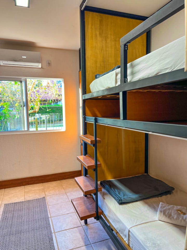 Bed In A 6-Bed Mixed Gender Room - Manoel Pedro da Silveira Home - Gallery - 3
