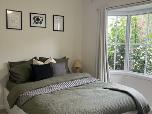 Lush garden stay, walk to the beach