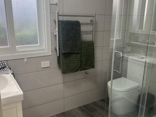 Lush garden stay, walk to the beach