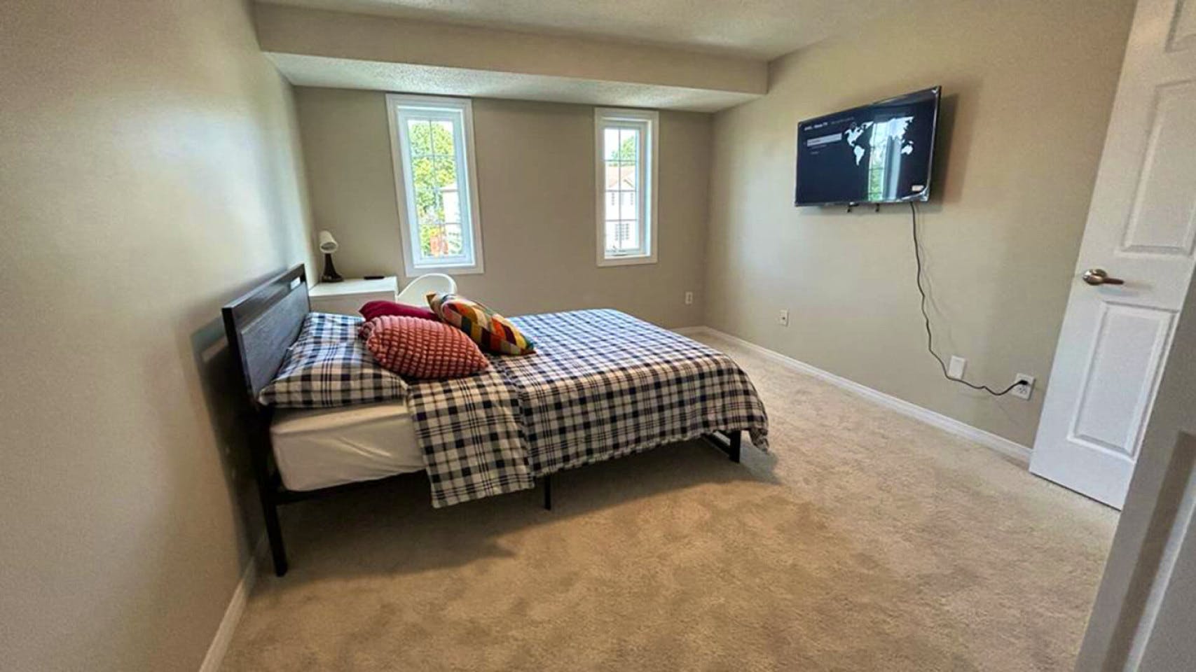  Private Deluxe Basic  -  Modern 6-Bedroom Coliving Haven in Peaceful Westvale, Waterloo  - Gallery -  3