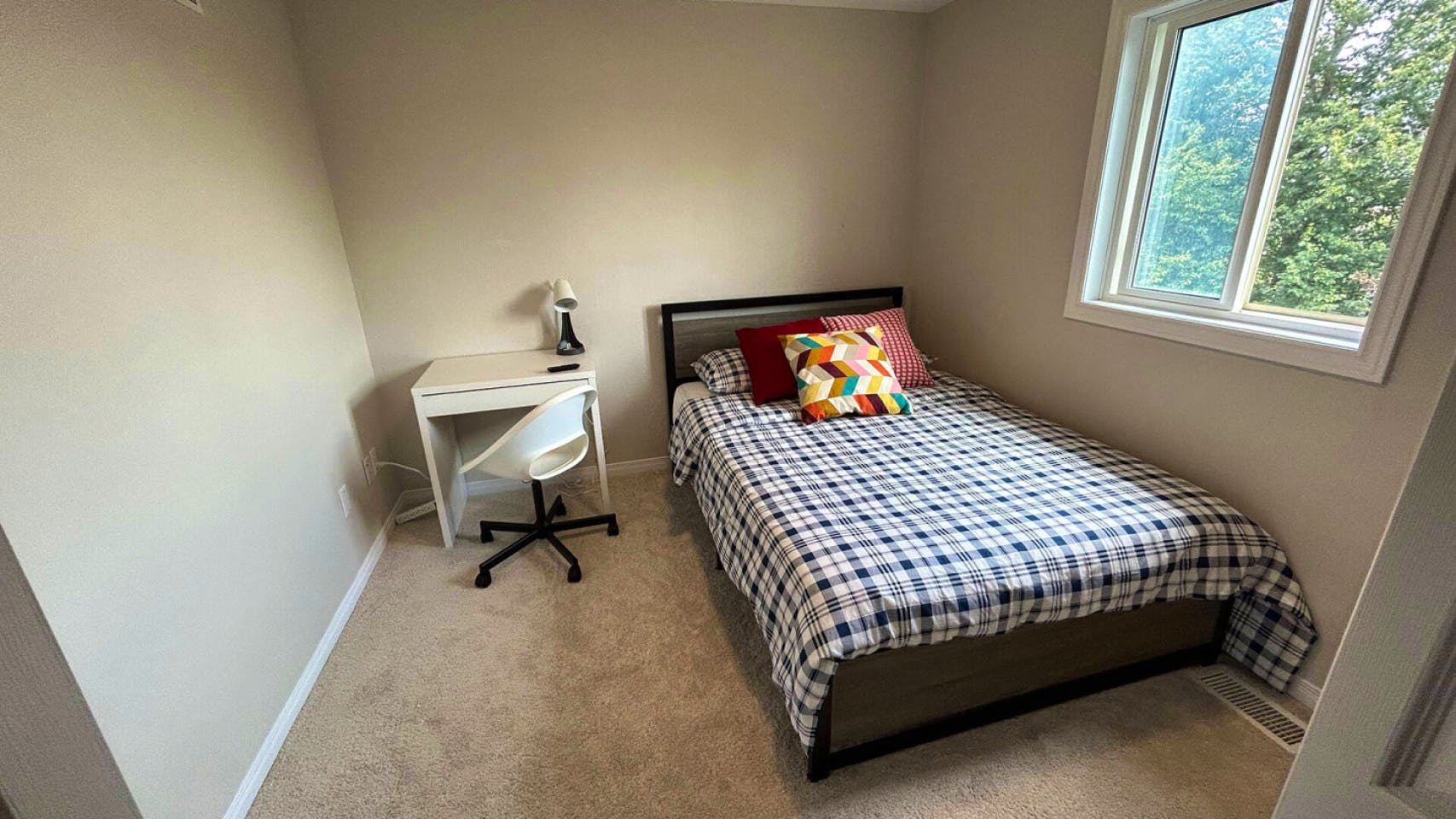  Private Deluxe Basic  -  Modern 6-Bedroom Coliving Haven in Peaceful Westvale, Waterloo  - Gallery -  4