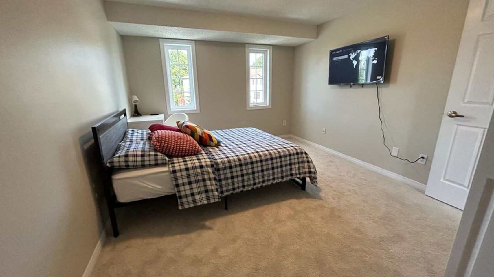  Private Deluxe Basic  -  Modern 6-Bedroom Coliving Haven in Peaceful Westvale, Waterloo  - Gallery -  7