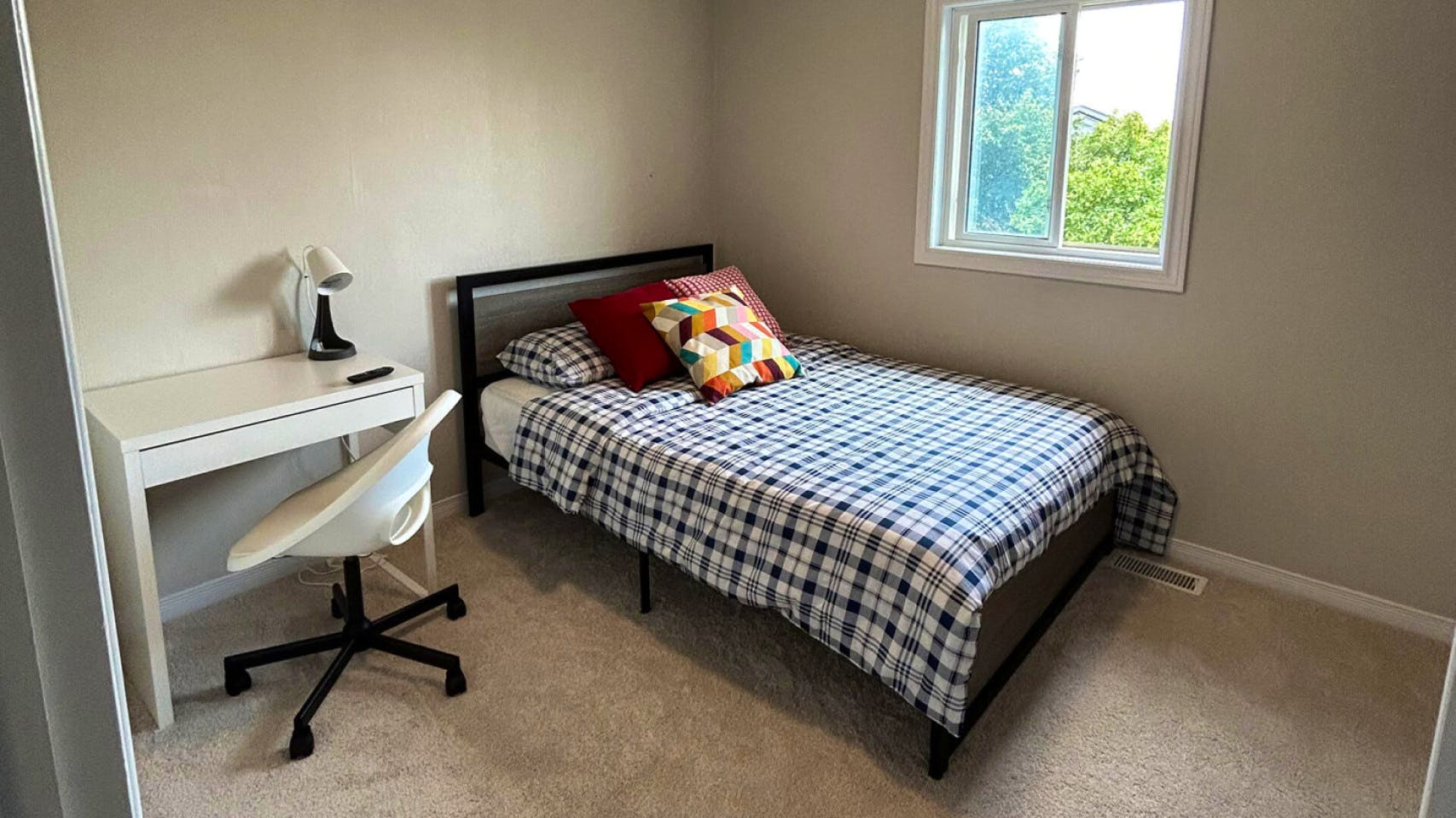  Private Deluxe Basic  -  Modern 6-Bedroom Coliving Haven in Peaceful Westvale, Waterloo  - Gallery -  2