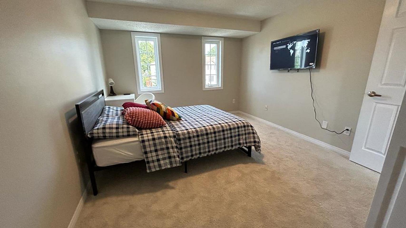  Private Deluxe Basic  -  Modern 6-Bedroom Coliving Haven in Peaceful Westvale, Waterloo  - Gallery -  15