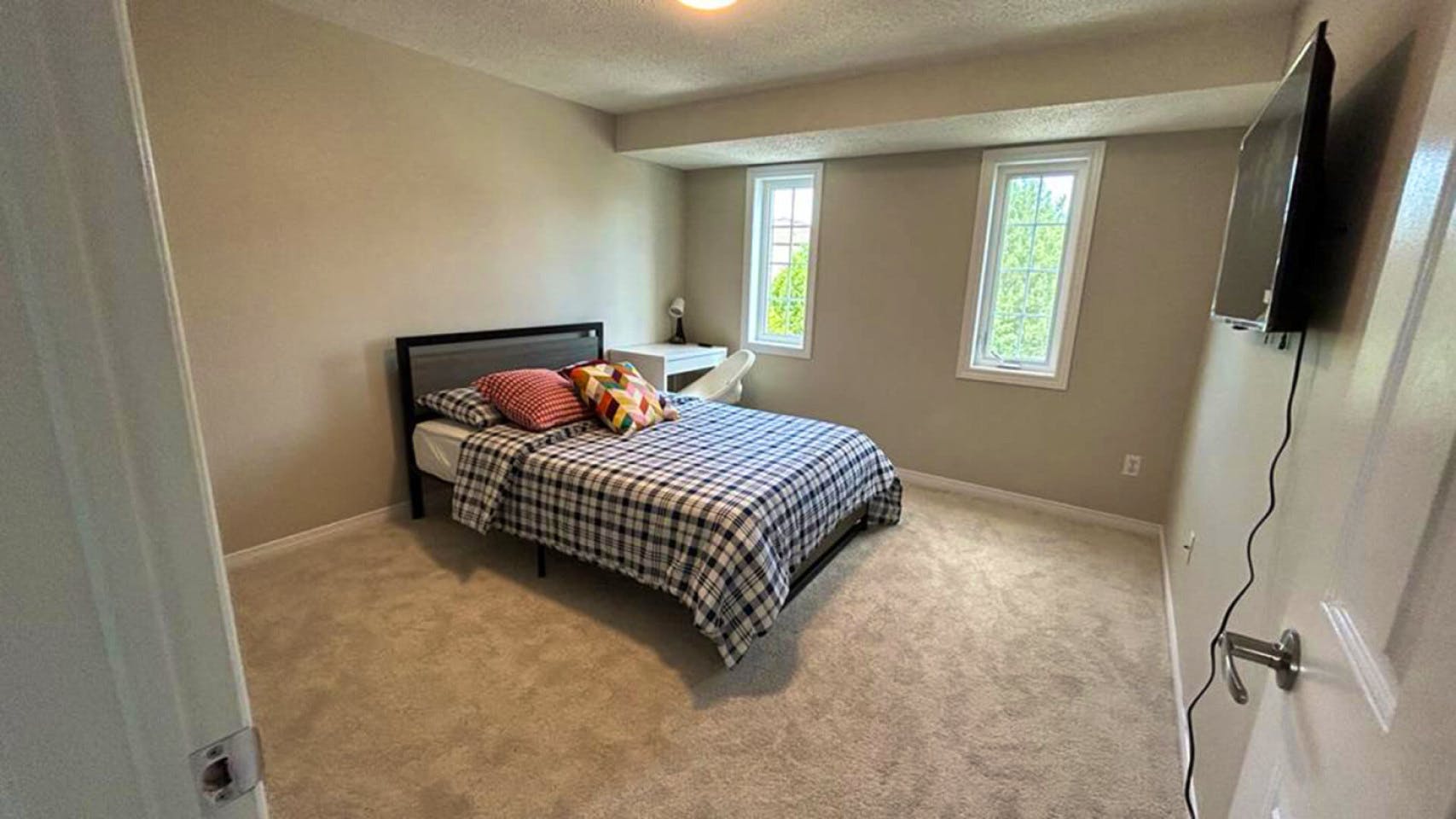  Private Deluxe Room  -  Modern 6-Bedroom Coliving Haven in Peaceful Westvale, Waterloo  - Gallery -  3