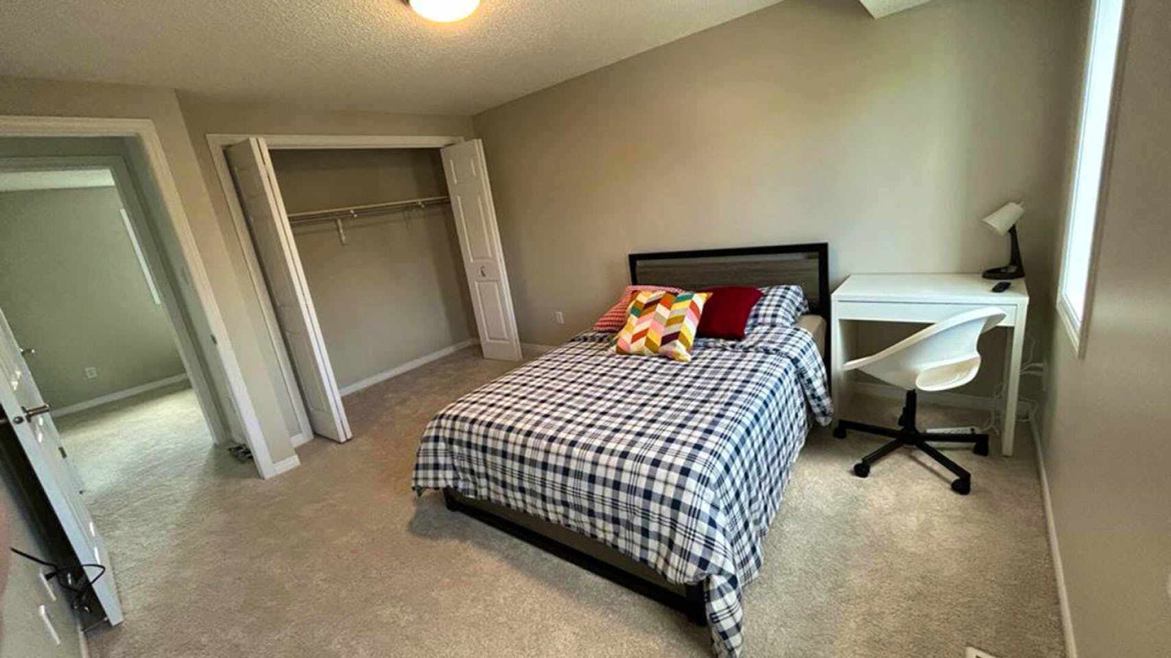  Private Deluxe Room  -  Modern 6-Bedroom Coliving Haven in Peaceful Westvale, Waterloo  - Gallery -  4