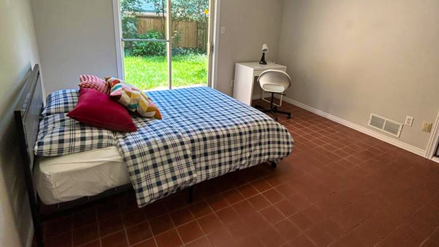  Private Basement Room  -  Modern 6-Bedroom Coliving Haven in Peaceful Westvale, Waterloo  - Gallery -  3