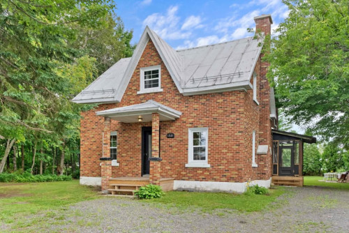 Stylish Classic House w/ Backyard close to Lac-à-la-Tortue