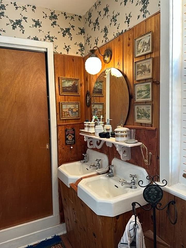  Private Room 2  -  Stylish Classic House w/ Backyard close to Lac-à-la-Tortue  - Gallery -  3