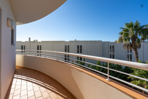 Bright 2-bedroom flat near the Porto Mós Beach