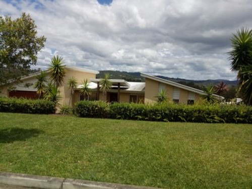 Modern Family Home Pool / Bali Hut 