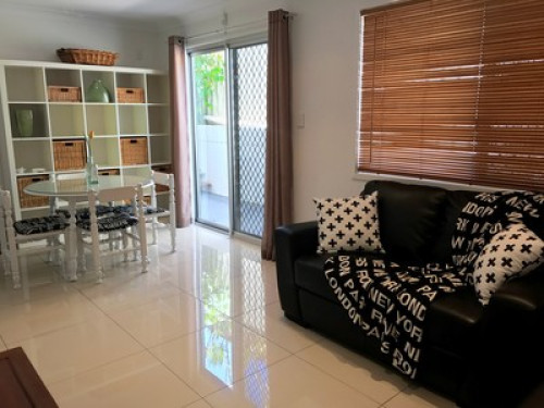 Fully self contained 1 bedroom flat