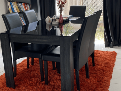 Quiet & vibrant neighbourhood