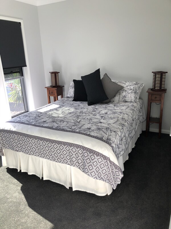 Room 1 Has A Queen Size Bed(Full Room) - 1