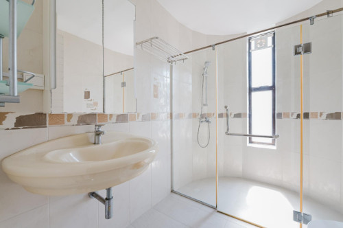 Brilliant double ensuite bedroom in Bukit Merah