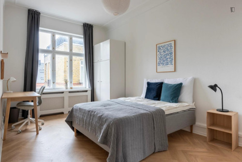 Bright double bedroom in Indre By