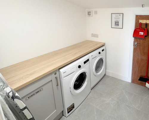 Bed in a big twin female bedroom, in Mallow Road - Gallery - 8