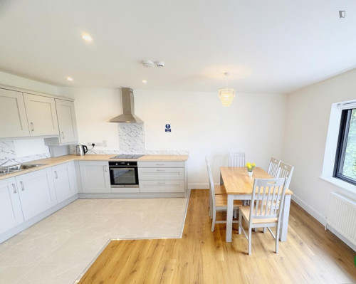 Bed in a big twin female bedroom, in Mallow Road - Gallery - 6
