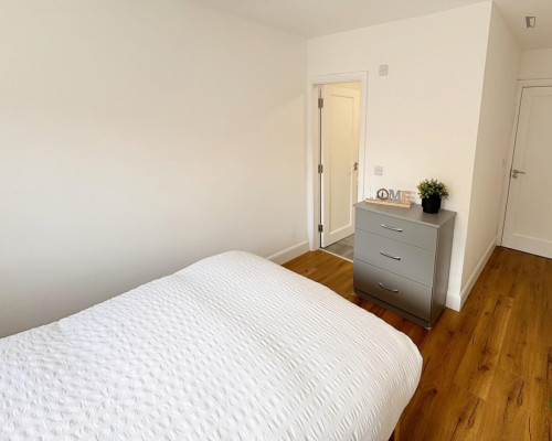 Welcoming Double ensuite bedroom in Mallow Road