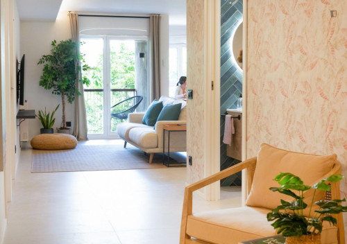 Double bedroom, with balcony, in 4-bedroom apartment