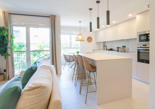 Double bedroom, with balcony, in 4-bedroom apartment