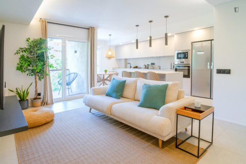 Double bedroom, with balcony, in 4-bedroom apartment